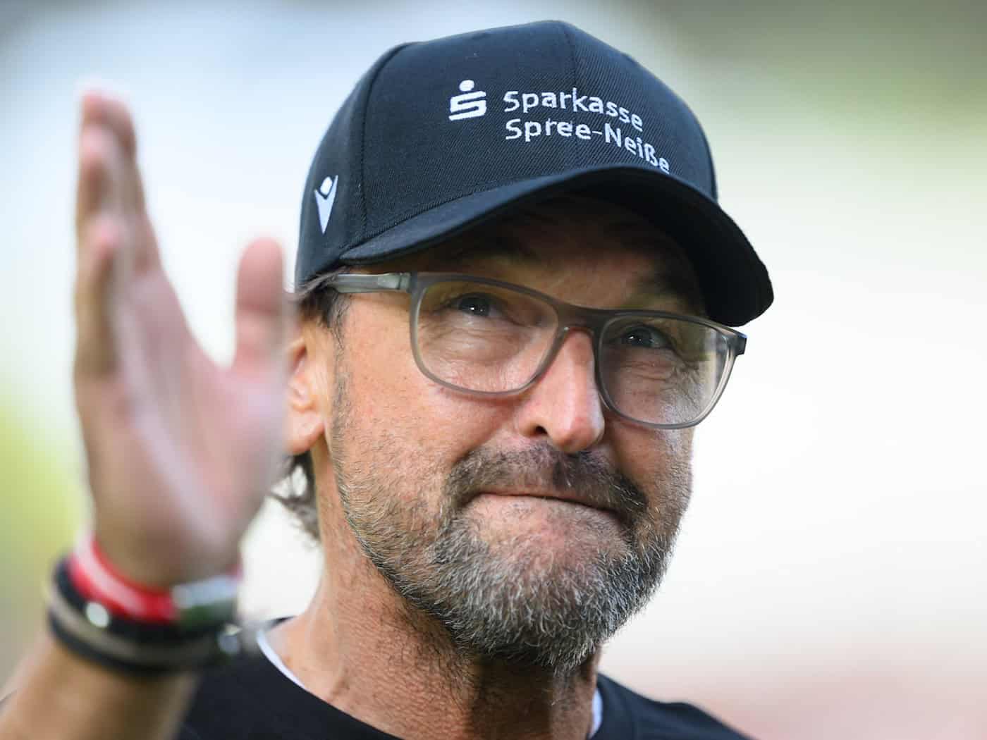 Tabellenführer: Schafft Claus-Dieter Wollitz mit Energie Cottbus den Aufstieg? (Archivbild) / Foto: Robert Michael/dpa