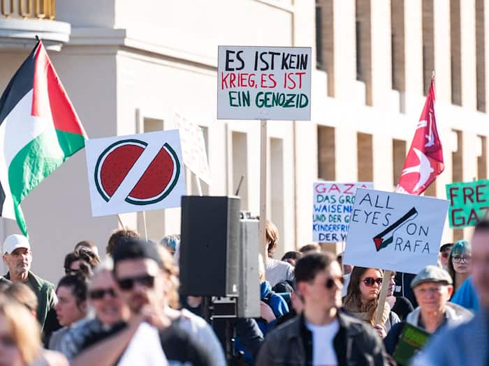 In der Spitzen haben laut Polizei rund 200 Menschen an der Demonstration teilgenommen. / Foto: Christophe Gateau/dpa