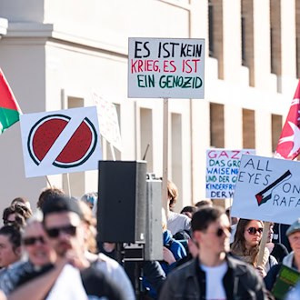 In der Spitzen haben laut Polizei rund 200 Menschen an der Demonstration teilgenommen. / Foto: Christophe Gateau/dpa