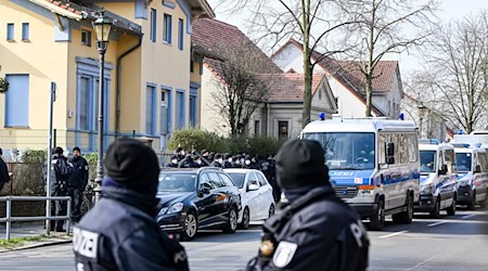 Polizisten sind im Bezirk Neukölln vor einer Villa aus dem Clan-Milieu im Einsatz. (Archivbild)  / Foto: Jens Kalaene/dpa