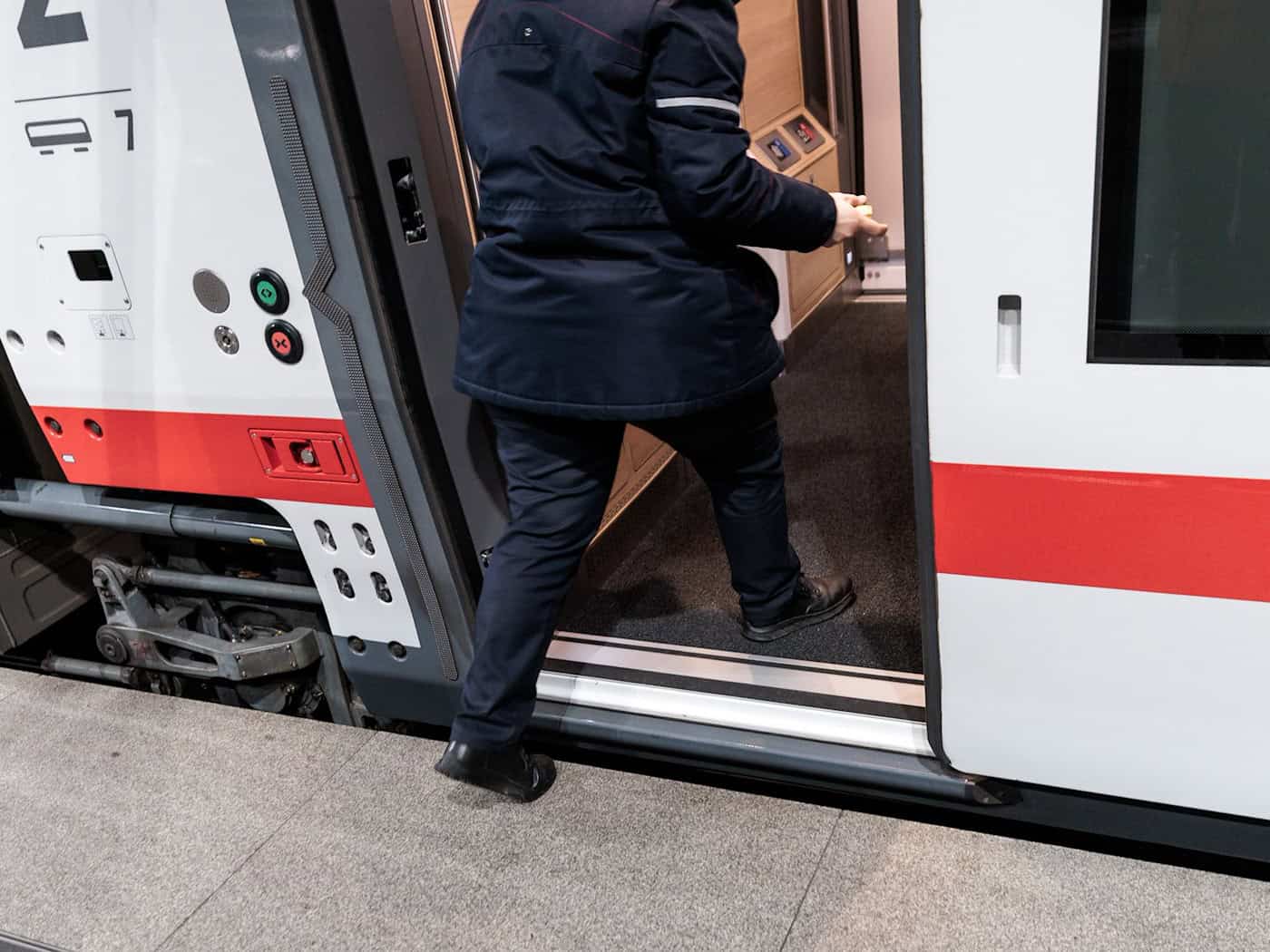 Der Fernverkehr bei der Deutschen Bahn soll komfortabler werden. (Archivbild) / Foto: Carsten Koall/dpa