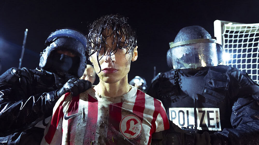 Festnahme beim Fußball: Wer hat Yusuf verraten? / Foto: Anne Wilk/Discovery Communications Benelux B.V. HBO Max/dpa