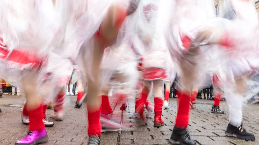 In Cottbus startet am Sonntag der Karnevalsumzug. (Archivbild) / Foto: Frank Hammerschmidt/dpa