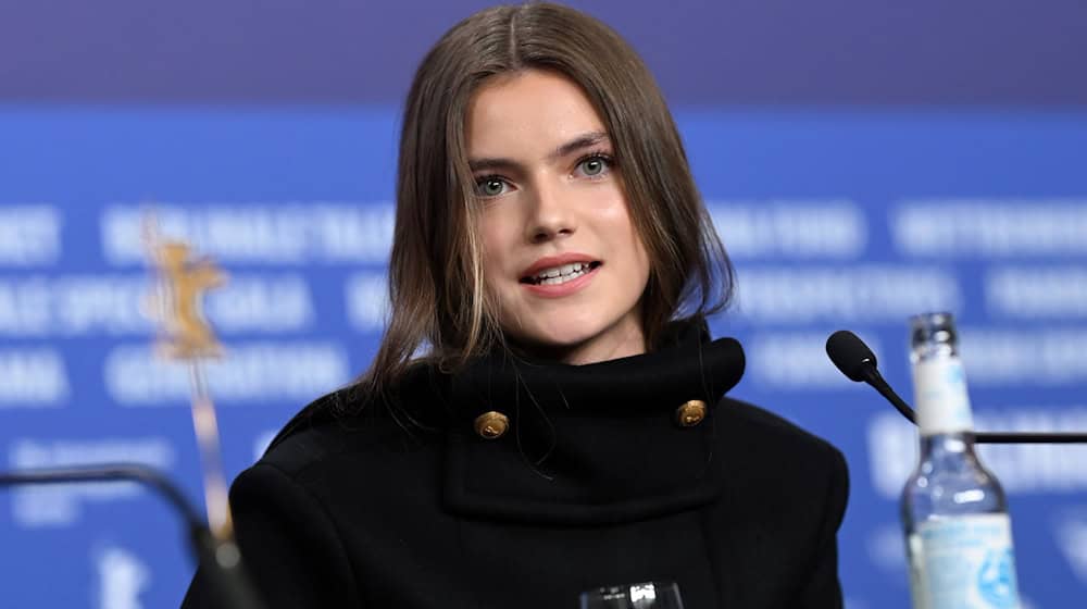 Bekannt aus Bridgerton: Florence Hunt. / Foto: Elisa Schu/dpa