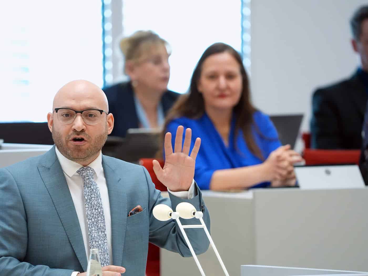 Brandenburgs Innenminister René Wilke (SPD) weist die Darstellung der AfD nach einem Land in der Krise zurück. / Foto: Soeren Stache/dpa