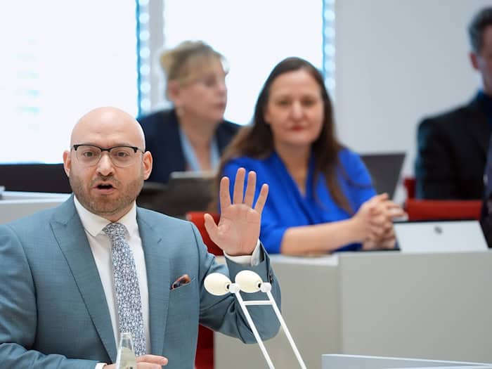 Brandenburgs Innenminister René Wilke (SPD) weist die Darstellung der AfD nach einem Land in der Krise zurück. / Foto: Soeren Stache/dpa