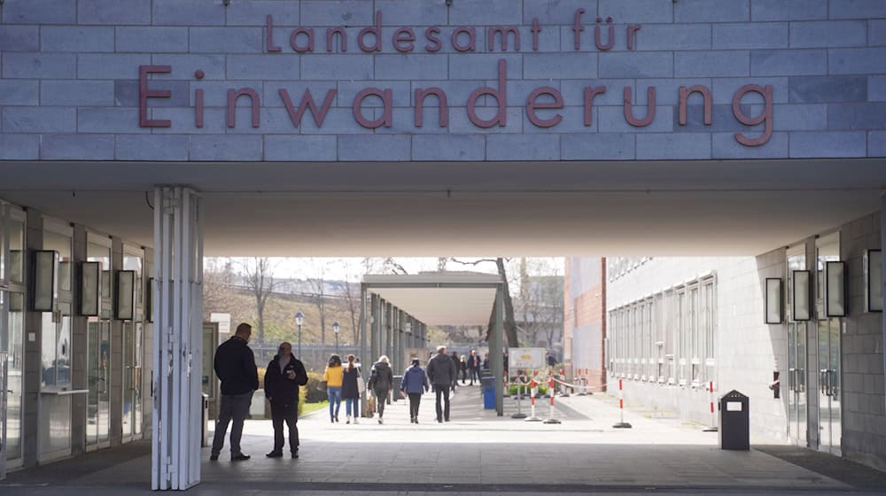Das Landesamt für Einwanderung in Berlin-Moabit steht wegen unzureichender Reinigung etwa der Toiletten in der Kritik. (Archivbild) / Foto: Joerg Carstensen/dpa