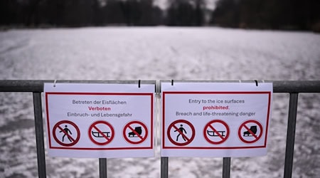 Eisflächen werden in Berlin grundsätzlich nicht zum Betreten freigegeben, egal wie dick das Eis ist. / Foto: Britta Pedersen/dpa