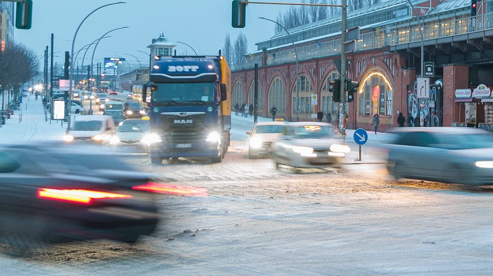 Bis in die Nacht muss laut DWD-Meteorologen mit Glätte sowie gefrierendem Regen gerechnet werden. / Foto: Carsten Koall/dpa
