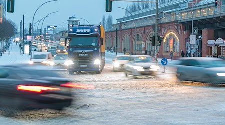 Bis in die Nacht muss laut DWD-Meteorologen mit Glätte sowie gefrierendem Regen gerechnet werden. / Foto: Carsten Koall/dpa