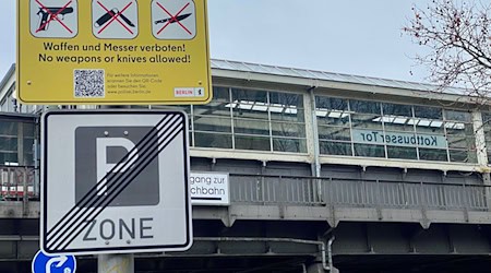 Gelbe Schilder weisen auf die Waffen- und Messerbotszone am Kottbusser Tor in Berlin-Kreuzberg hin. / Foto: Torsten Holz/dpa