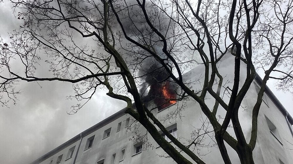Flammen und dichter Rauch sind bei einem Wohnungsbrand in einem Mehrfamilienhaus in Berlin-Tempelhof zu sehen. (Handout)  / Foto: -/Berliner Feuerwehr/dpa
