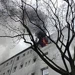 Flammen und dichter Rauch sind bei einem Wohnungsbrand in einem Mehrfamilienhaus in Berlin-Tempelhof zu sehen. (Handout)  / Foto: -/Berliner Feuerwehr/dpa