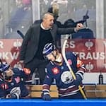 Trainer Serge Aubin und die Eisbären Berlin müssen in der DEL um die direkte Viertelfinal-Qualifikation kämpfen. / Foto: Andreas Gora/dpa