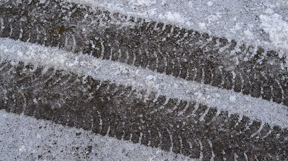 Durch den Dauerfrost bleiben die Straßen glatt. (Symbolbild)  / Foto: Patrick Pleul/dpa