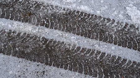Durch den Dauerfrost bleiben die Straßen glatt. (Symbolbild)  / Foto: Patrick Pleul/dpa