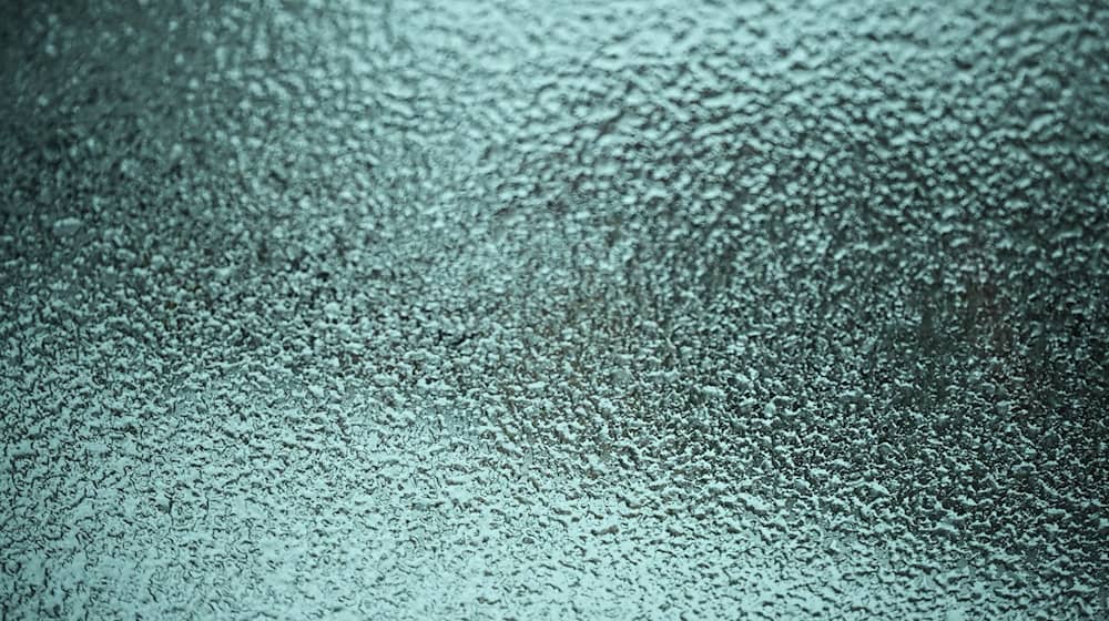 Eisregen kann auf eiskaltem Boden zu Glatteis führen. / Foto: Britta Pedersen/dpa