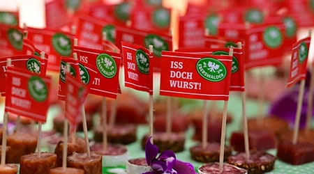 Die Wurst der Marke «Eberswalder» kommt bald nicht mehr aus Brandenburg. Die traditionsreiche Wurstfabrik in der Region bei Eberswalde schließt. (Symbolbild)  / Foto: Soeren Stache/dpa