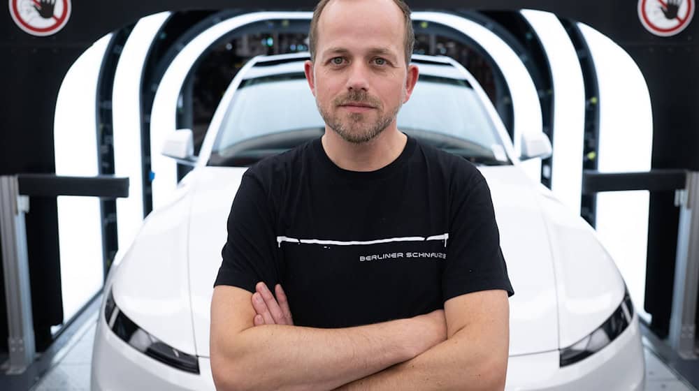 Nach einer Betriebsratssitzung bei Autobauer Tesla in Grünheide liegen zwei Strafanzeigen vor: gegen Werksleiter André Thierig und einen Vertreter der IG Metall (Archivbild). / Foto: Sebastian Gollnow/dpa