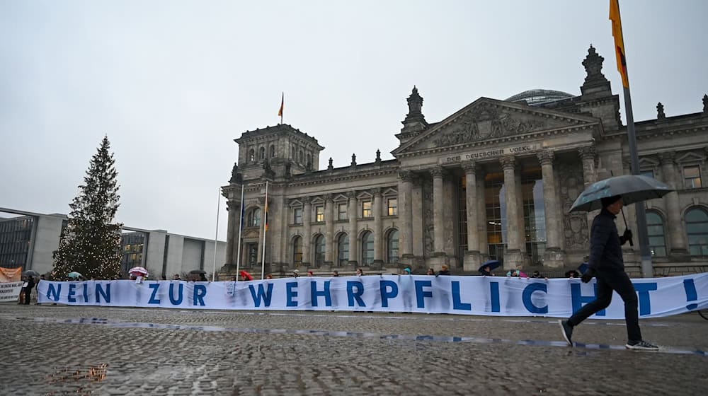 Im Dezember protestierten junge Menschen in Berlin und vielen anderen Städten gegen den neuen Wehrdienst. (Archivbild)  / Foto: Christophe Gateau/dpa