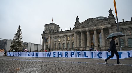 Im Dezember protestierten junge Menschen in Berlin und vielen anderen Städten gegen den neuen Wehrdienst. (Archivbild)  / Foto: Christophe Gateau/dpa