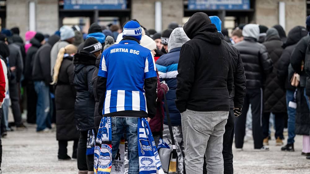Beim Einlass der Hertha-Fans blieb es ruhig. / Foto: Fabian Sommer/dpa