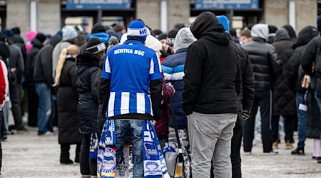 Beim Einlass der Hertha-Fans blieb es ruhig. / Foto: Fabian Sommer/dpa