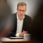 «Unterm Strich steht ein verantwortungsvoller Abschluss, der gesamtstaatliche Verantwortung mit der Wertschätzung für unsere Beschäftigten verbindet», sagt Berlins Finanzsenator Evers zum Tarifabschluss für die Beschäftigten der Länder. (Archivbild) / Foto: Bernd von Jutrczenka/dpa