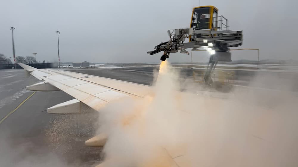 Am BER können langsam die Maschinen wieder starten - nachdem sie enteist wurden. / Foto: Anne-Béatrice Clasmann/dpa