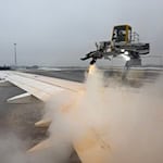 Am BER können langsam die Maschinen wieder starten - nachdem sie enteist wurden. / Foto: Anne-Béatrice Clasmann/dpa