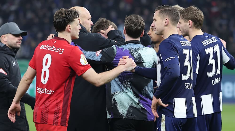 Nach seinem vergebenen Elfmeter wird Pascal Klemens von seinen Mitspielern getröstet. / Foto: Andreas Gora/dpa