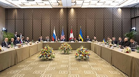 Der Politikwissenschaftler Nico Lange sieht derzeit keine ernsthaften Bemühungen Russlands, zu einem Frieden für die Ukraine zu kommen. (Archivbild) / Foto: Beatrice Devenes/The Swiss Federal Department of Foreign Affairs/XinHua/dpa