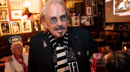 Frank Zander feiert 84. Geburtstag in Berliner Kultkneipe