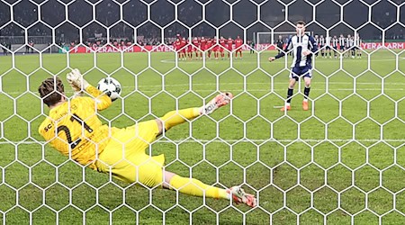 Freiburgs Keeper Florian Müller pariert im Elfmeterschießen gegen Hertha BSC zwei Schüsse.  / Foto: Andreas Gora/dpa