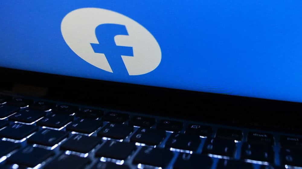 Mit der Freunde-finden-Funktion können registrierte Facebook-Nutzer die auf ihren Endgeräten verfügbaren Kontaktdaten auf einen Server hochladen. / Foto: Anna Ross/dpa