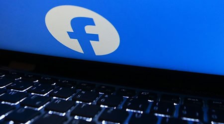 Mit der Freunde-finden-Funktion können registrierte Facebook-Nutzer die auf ihren Endgeräten verfügbaren Kontaktdaten auf einen Server hochladen. / Foto: Anna Ross/dpa