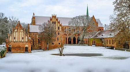Die Landschaft am Kloster Chorin in Brandenburg ist mit Schnee bedeckt. Auf den Straßen ist ab Samstagabend wieder mit Glätte zu rechnen. / Foto: Patrick Pleul/dpa
