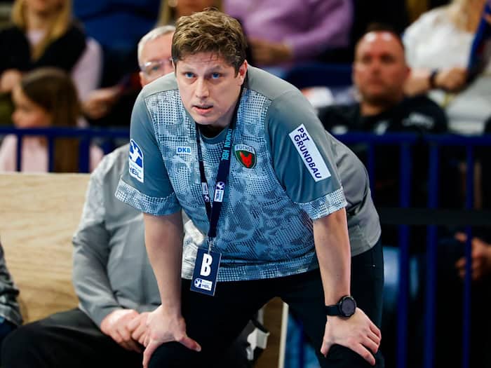 Füchse-Trainer Nicolej Krickau erwartet ein schweres Duell gegen die Löwen. (Archivbild) / Foto: Frank Molter/dpa