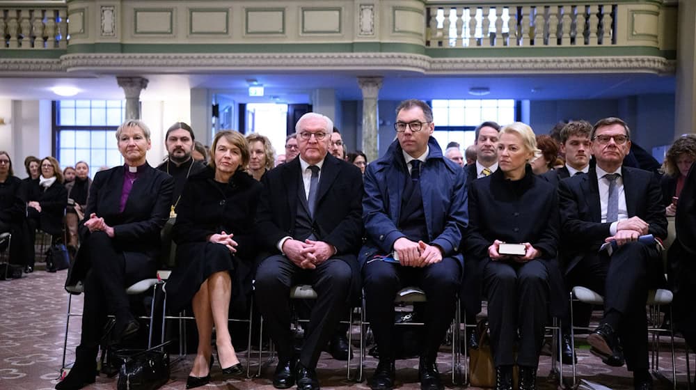 Bundespräsident Steinmeier gedachte bei einem Friedensgebet der vielen Opfer in der Ukraine.  / Foto: Bernd von Jutrczenka/dpa