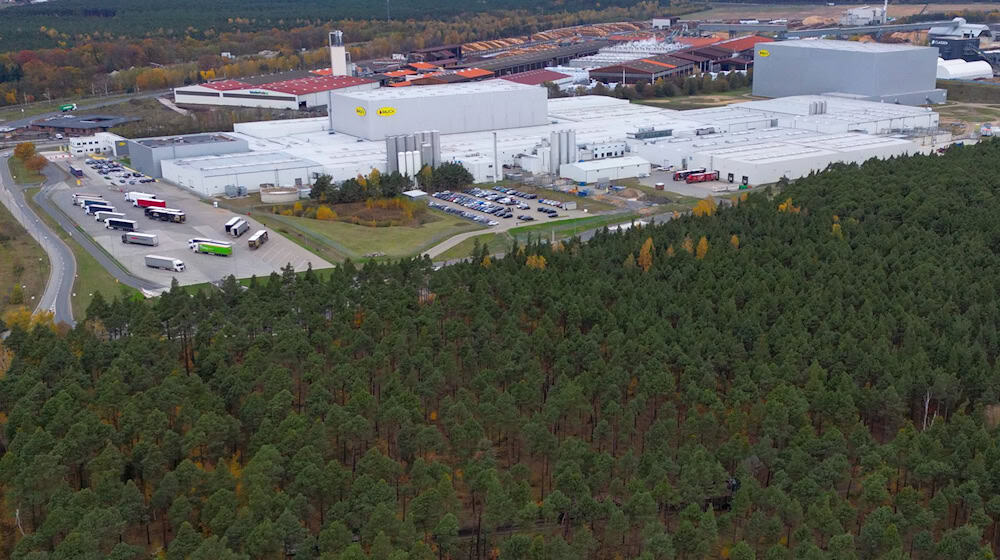 Das Oberverwaltungsgericht Berlin-Brandenburg erklärte den Bebauungsplan in Baruth/Mark zur Erweiterung eines Industriegeländes für «nicht vollziehbar». Betroffen ist der geplante Bau eines Dosen-Werks für Red Bull. (Archivbild)  / Foto: Patrick Pleul/dpa