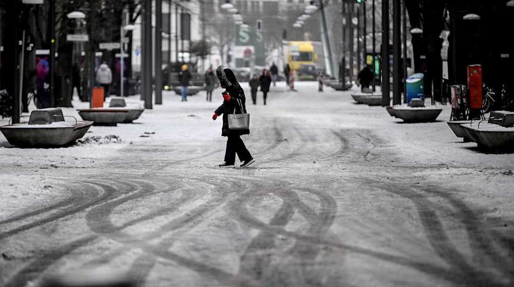 Der Deutsche Wetterdienst rechnet weiterhin mit Glätte in Berlin und Brandenburg. (Symbolbild) / Foto: Britta Pedersen/dpa