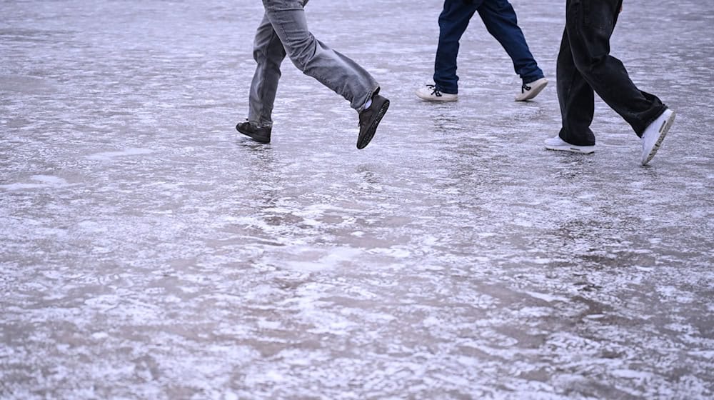 Es gibt einen Wetterwechsel. Dabei kann es noch einmal sehr glatt werden. (Archivbild) / Foto: Britta Pedersen/dpa