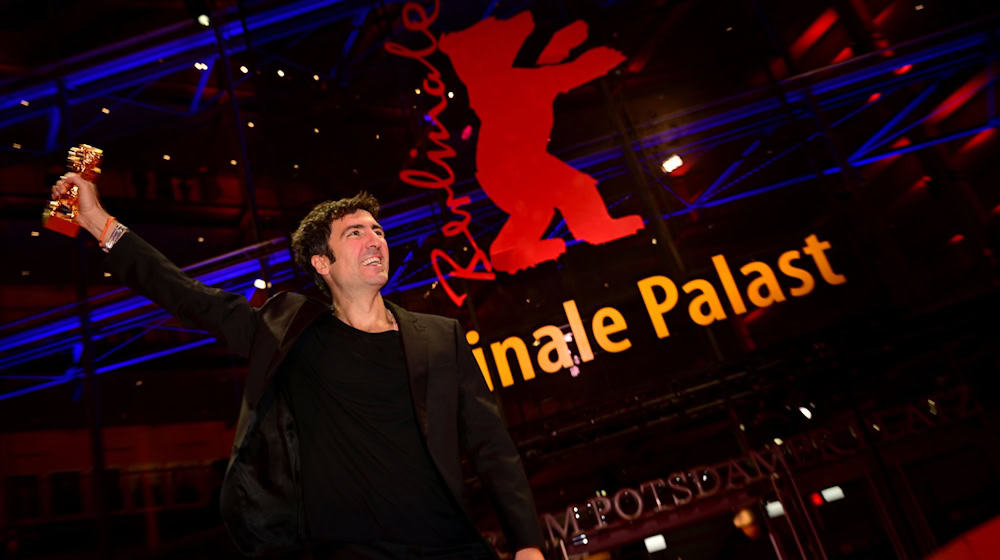 Der Goldene Bär der Berlinale ging an «Gelbe Briefe».  / Foto: Sebastian Christoph Gollnow/dpa
