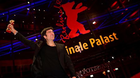 Der Goldene Bär der Berlinale ging an «Gelbe Briefe».  / Foto: Sebastian Christoph Gollnow/dpa