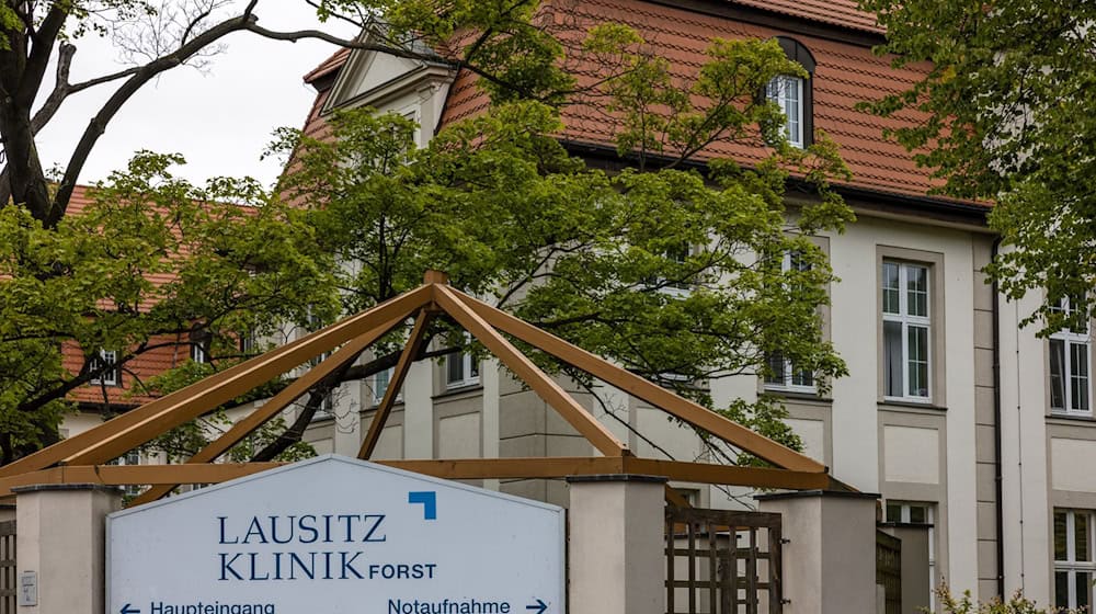 Schutz für Patienten und Personal: Zwei Krankenhäuser im Südosten Brandenburgs verhängen eine Besuchersperre - darunter die kleine Klinik in Forst. (Archivbild) / Foto: Frank Hammerschmidt/dpa