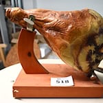 Auch ausgefallene Überbleibsel stehen zur Auktion. / Foto: Elisa Schu/dpa