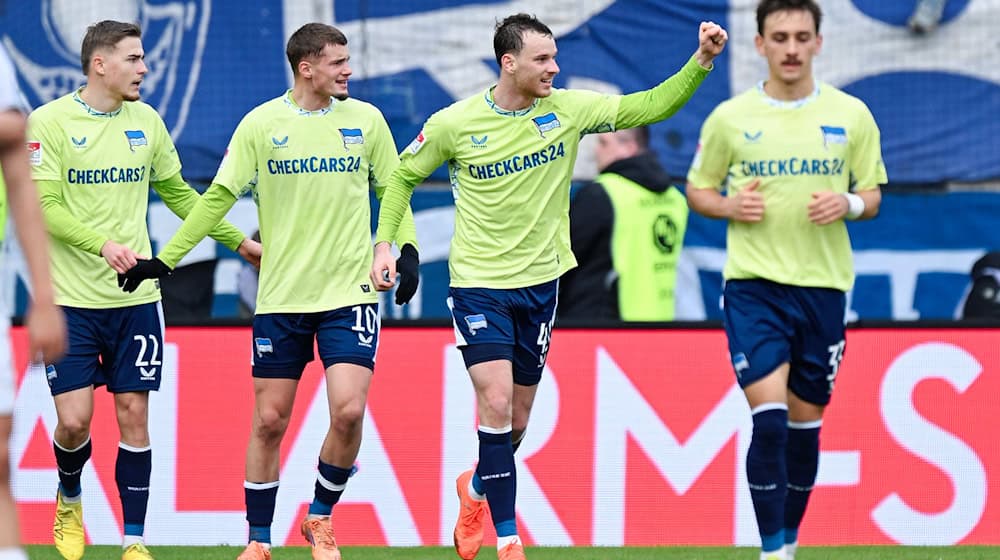 Die Herthaner bejubeln ihren ersten Zweitligasieg seit November. / Foto: Uwe Anspach/dpa