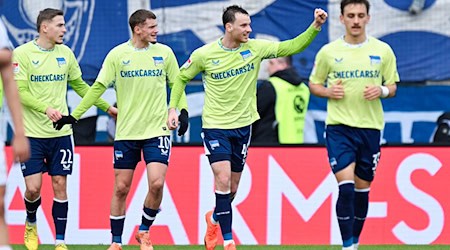 Die Herthaner bejubeln ihren ersten Zweitligasieg seit November. / Foto: Uwe Anspach/dpa