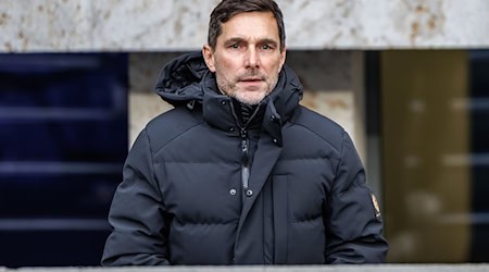 Hertha-Trainer Stefan Leitl sitzt nach seiner Sperre am Sonntag gegen Paderborn wieder auf der Bank / Foto: Andreas Gora/dpa