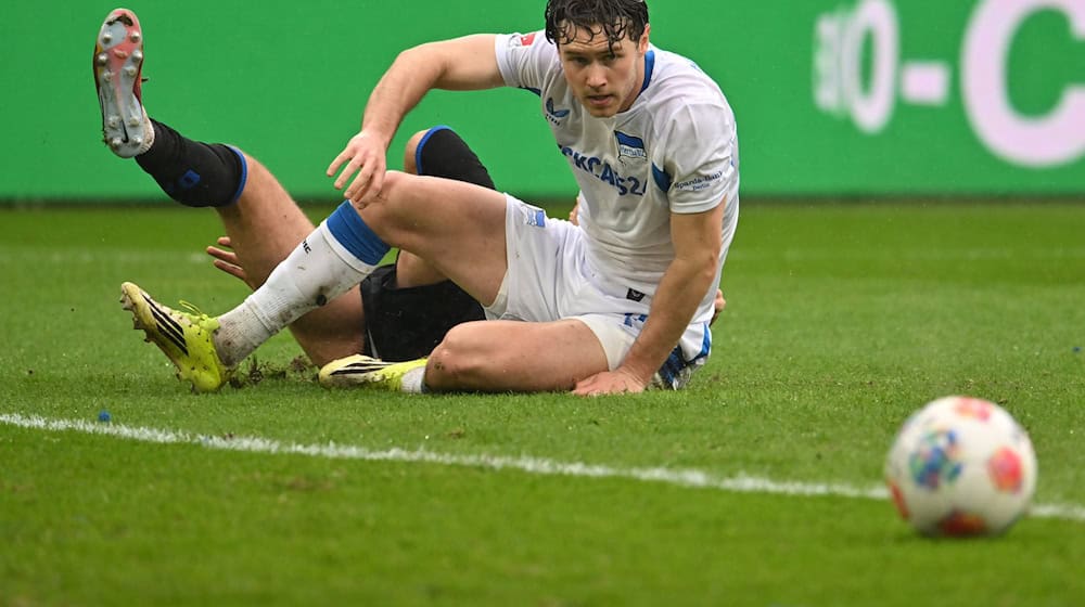 Linus Gechter und Hertha BSC in Paderborn am Boden. / Foto: Swen Pförtner/dpa
